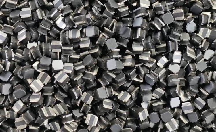 磁胶NR电感镍锌和合金材质的特性和应用